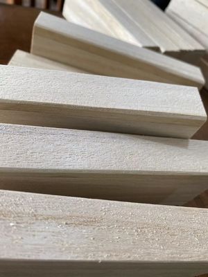 Houten bouwblokken van paulownia met een op maat gemaakte dikte