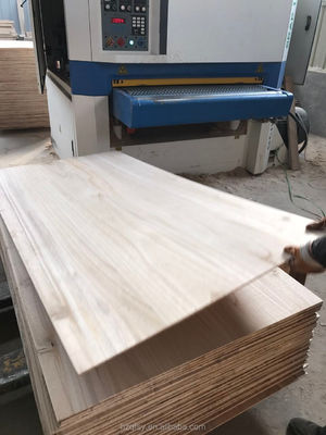 Aanpassing van massief hout Paulownia-planken voor huishoudelijke projecten