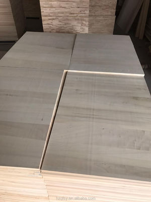 Aanpassing van massief hout Paulownia-planken voor huishoudelijke projecten