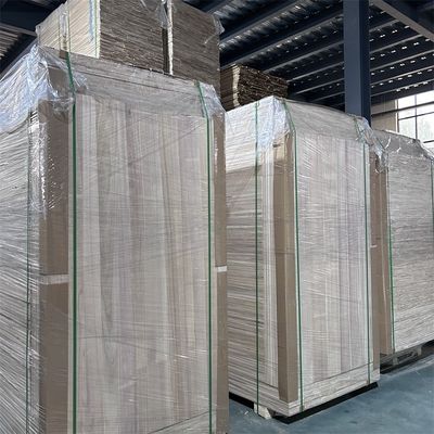Werkplaats voor het oplossen van projecten van modern massief hout paulownia