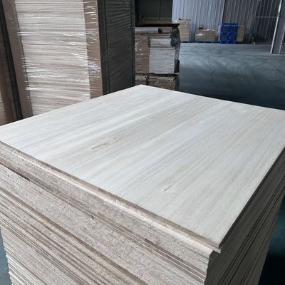 Op maat gemaakte grootte Paulownia Hout Finger Joint Board met massief hout in natuurlijke kleur