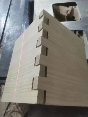Gepersonaliseerde grootte Natuurlijke/Blechte honingraat doos Pine Board Bijenkorfdoos met vier frames
