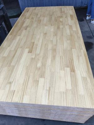 480-510 kg/m3 Pine Lumber 18mm Finger Jointed Radiata Pine Solid Planks voor meubels