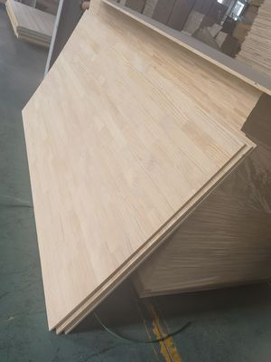 480-510 kg/m3 Pine Lumber 18mm Finger Jointed Radiata Pine Solid Planks voor meubels
