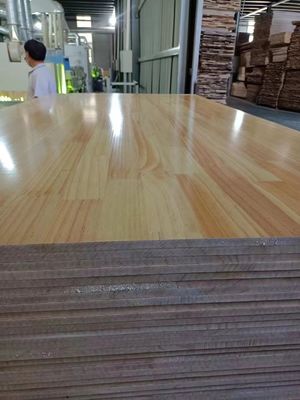 480-510 kg/m3 Pine Lumber 18mm Finger Jointed Radiata Pine Solid Planks voor meubels