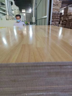 480-510 kg/m3 Pine Lumber 18mm Finger Jointed Radiata Pine Solid Planks voor meubels