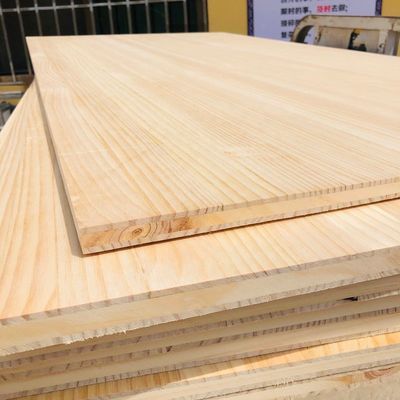 480-550 kg/m3 Drielagen Radiata Pine Board Solid Wood Material for Others Projectoplossingscapaciteit
