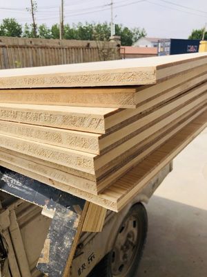 480-550 kg/m3 Drielagen Radiata Pine Board Solid Wood Material for Others Projectoplossingscapaciteit