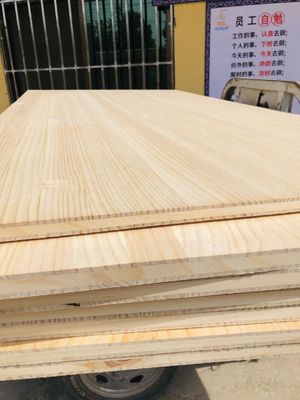 480-550 kg/m3 Drielagen Radiata Pine Board Solid Wood Material for Others Projectoplossingscapaciteit