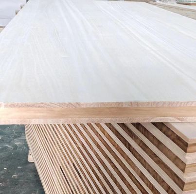 480-550 kg/m3 Drielagen Radiata Pine Board Solid Wood Material for Others Projectoplossingscapaciteit