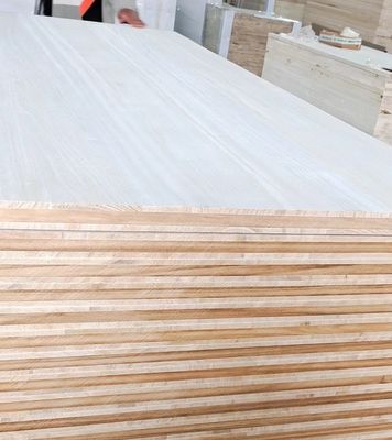 480-550 kg/m3 Drielagen Radiata Pine Board Solid Wood Material for Others Projectoplossingscapaciteit