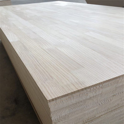 Finger Joint Board Afgesloten en schoon oppervlak voor dennenpauwnooi popel rubber hout