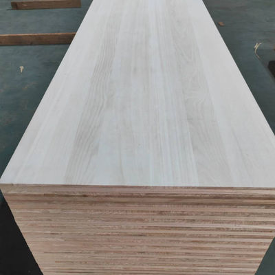 Vochtgehalte 8%-12% Paulownia Hout Rechte log meubels Gebleekt massief houten plaat