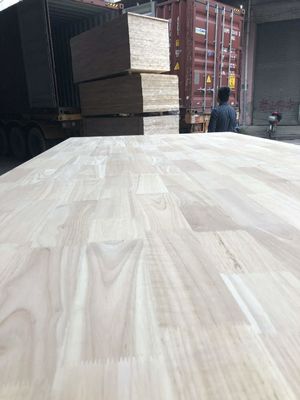 Schone en afgewerkte rubberen houten vingerplaat met een hoge dichtheid van 730-830 kg/cbm