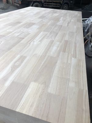 Schone en afgewerkte rubberen houten vingerplaat met een hoge dichtheid van 730-830 kg/cbm