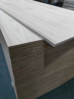 FSC-gecertificeerde 100% 3 mm-50 mm witte eiken veneer panelen met Paulownia houten kernplaat