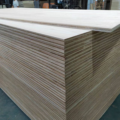 Tweelagig meubelplank met paulowniahout en houten panelen met een hoge dichtheid