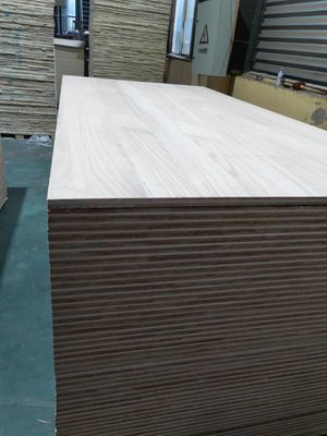 Tweelagig meubelplank met paulowniahout en houten panelen met een hoge dichtheid