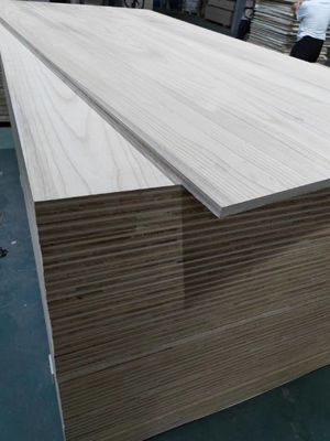 Tweelagig meubelplank met paulowniahout en houten panelen met een hoge dichtheid