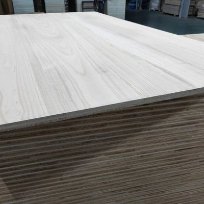 Natuurkleurige meerlagige massief houten panelen Drielagig Paulownia-bord voor deuren