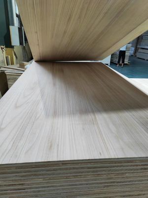 Natuurkleurige meerlagige massief houten panelen Drielagig Paulownia-bord voor deuren