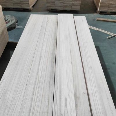 8%-12% Vochtgehalte Paulownia houten plaat voor de productie van op maat gemaakte houten kistpanelen