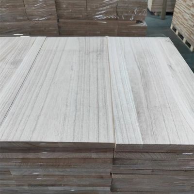 8%-12% Vochtgehalte Paulownia houten plaat voor de productie van op maat gemaakte houten kistpanelen