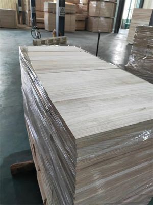 8%-12% Vochtgehalte Paulownia houten plaat voor de productie van op maat gemaakte houten kistpanelen