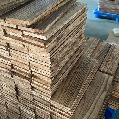 Drijvende planken van natuurlijke houtbrand in modern ontwerp voor de organisatie van muurboeken
