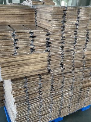 Drijvende planken van natuurlijke houtbrand in modern ontwerp voor de organisatie van muurboeken