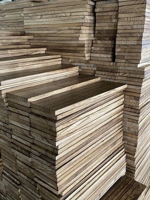 Drijvende planken van natuurlijke houtbrand in modern ontwerp voor de organisatie van muurboeken