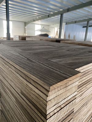 Drijvende planken van natuurlijke houtbrand in modern ontwerp voor de organisatie van muurboeken
