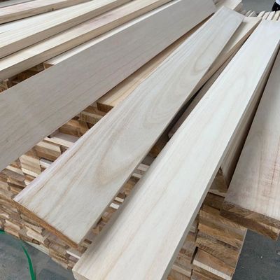 Onvoltooide paulowniahouten banden voor traditionele meubels en houten ambachten