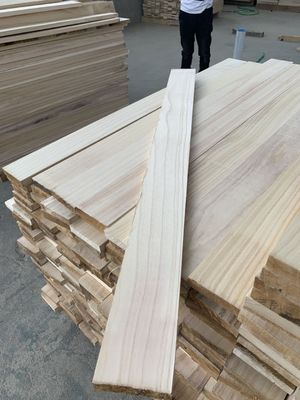 Onvoltooide paulowniahouten banden voor traditionele meubels en houten ambachten