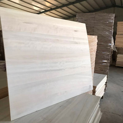 Werkplaats Droog zacht paulowniahout voor meubels en houten dozen